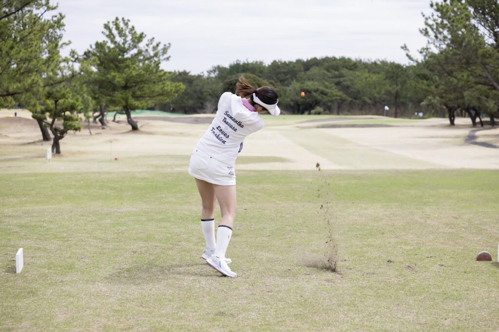 ゴルフをする女性の写真