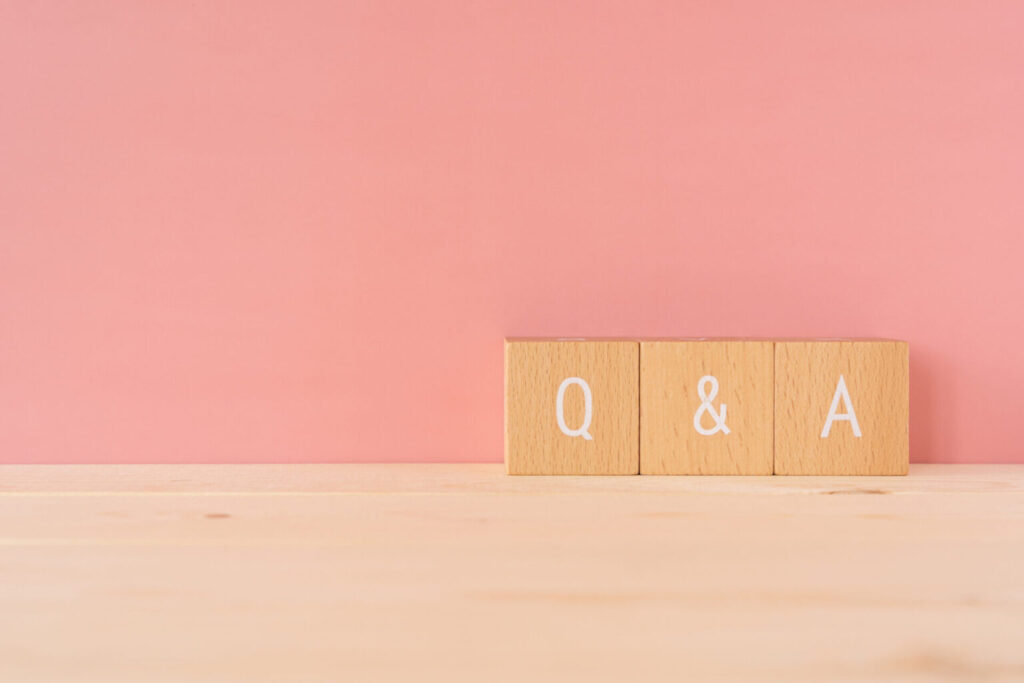 「Q&A」と書いてある木製のブロックの画像