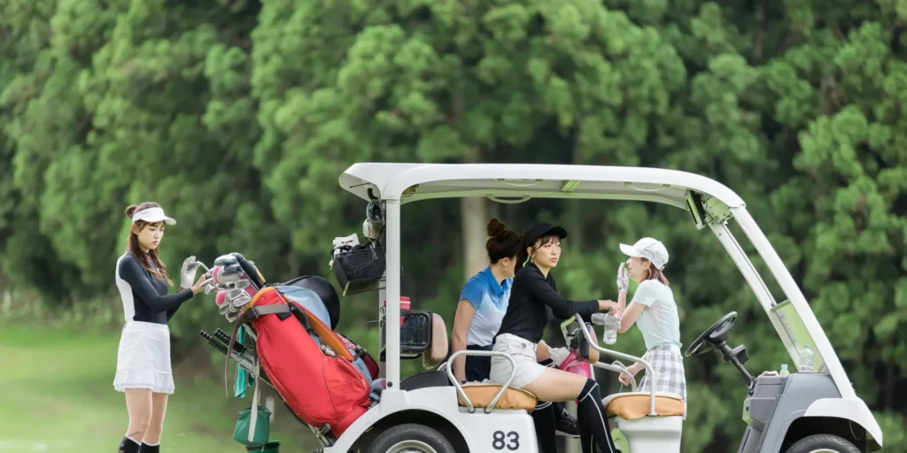 ゴルフカートに乗る女性グループ