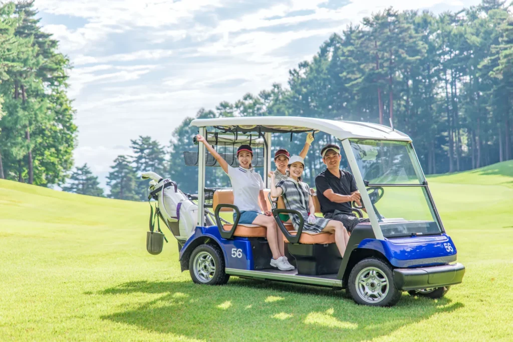 ゴルフカートに乗る楽しそうな雰囲気のグループ
